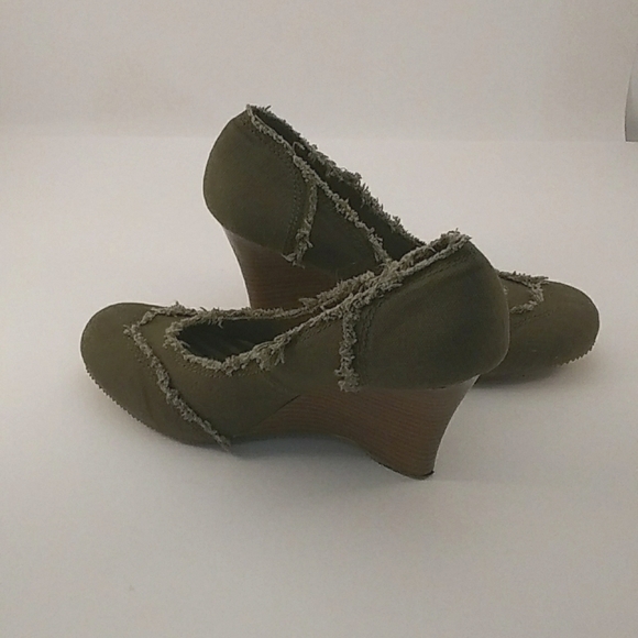 Spot On Gloria- 4 Women's Size 8.5 Canvas Green Stacked Wedge Heels. - Picture 1 of 12